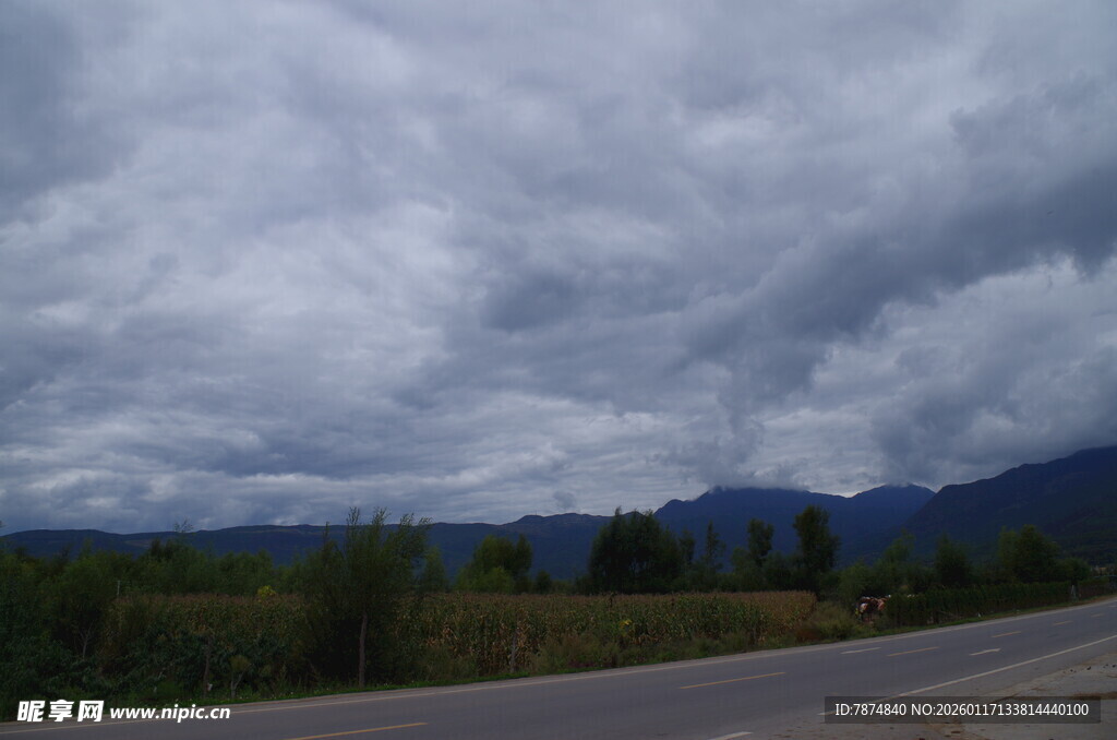 阴云下的公路与远方山林