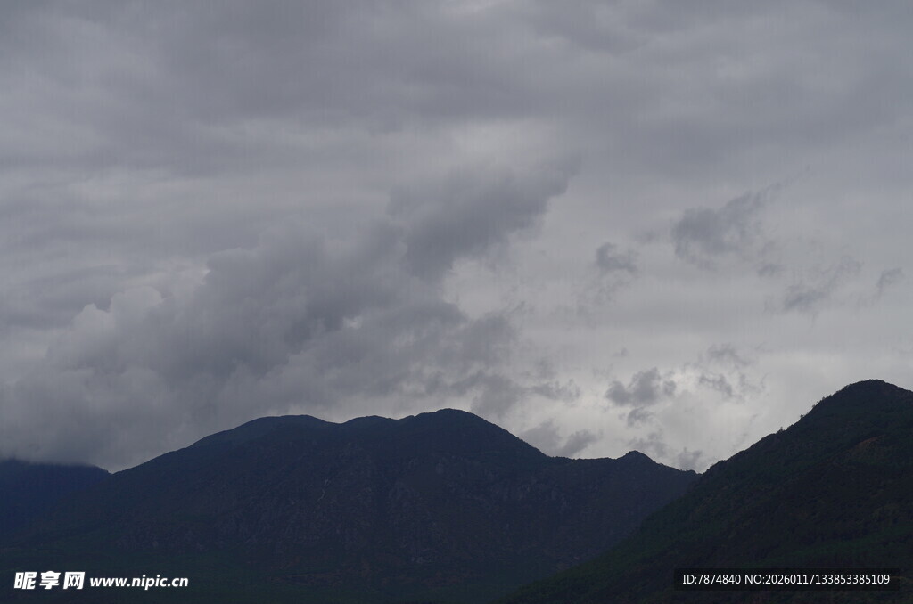 阴云笼罩下的连绵山脉