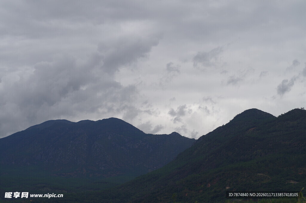 云雾缭绕的连绵山脉