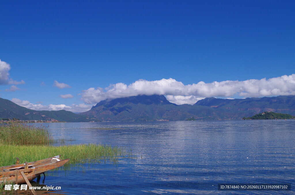 宁静湖畔小船与远山美景