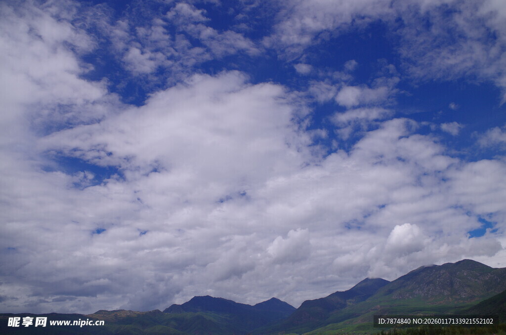 蓝天白云下的远山美景