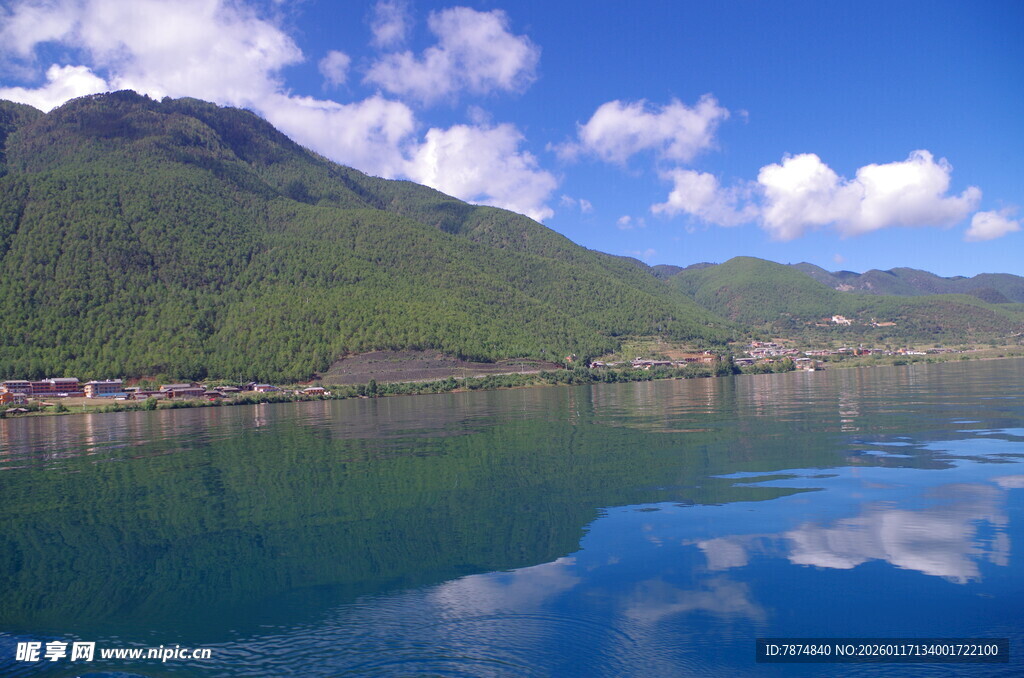 宁静山水间的美丽湖景
