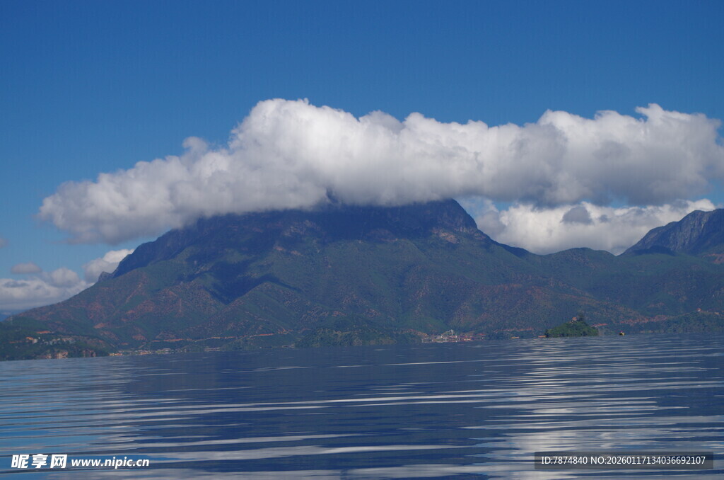 蓝天白云下的壮美山峦