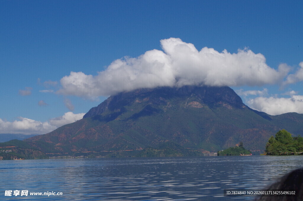 湖畔远山与云景