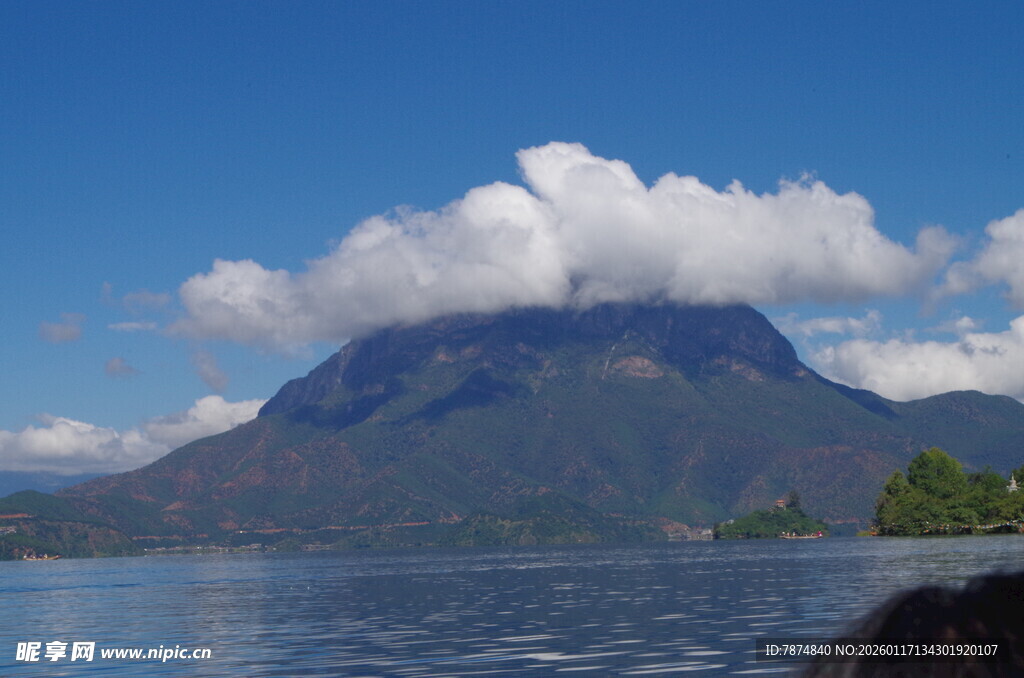 湖畔青山伴云景