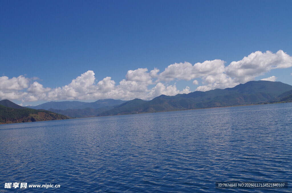 宁静湖景与远处山峦