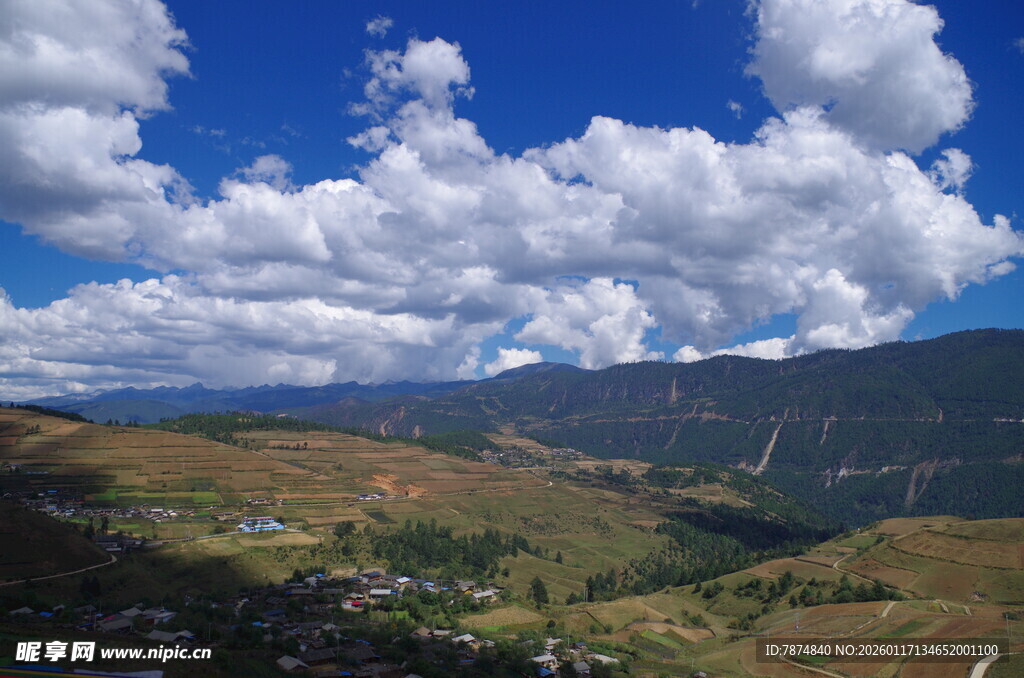 蓝天白云下的壮美山峦