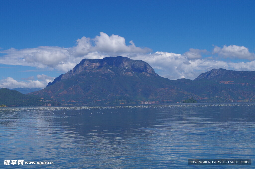 壮丽山水风光 静谧湖泊
