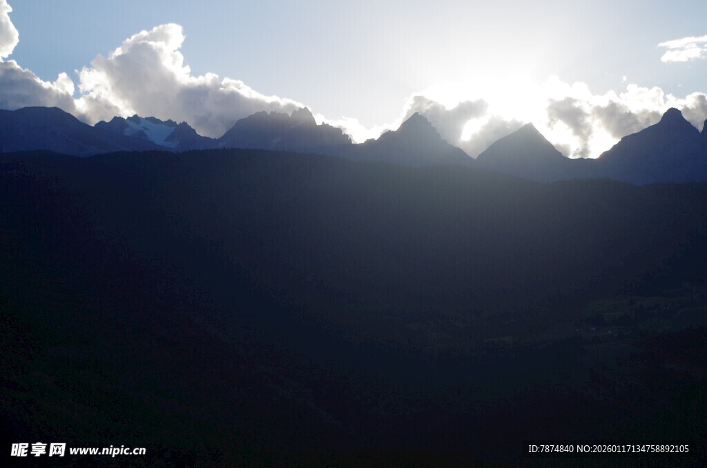 阳光穿透山峦间的壮丽景象