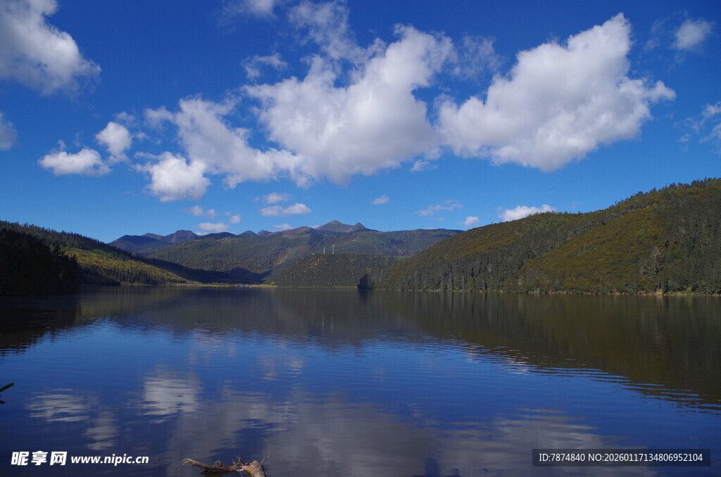 宁静湖景与远山蓝天白云