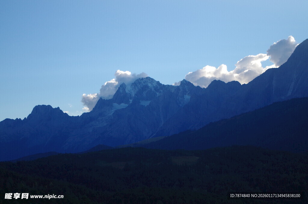 巍峨雪山 壮丽自然景观