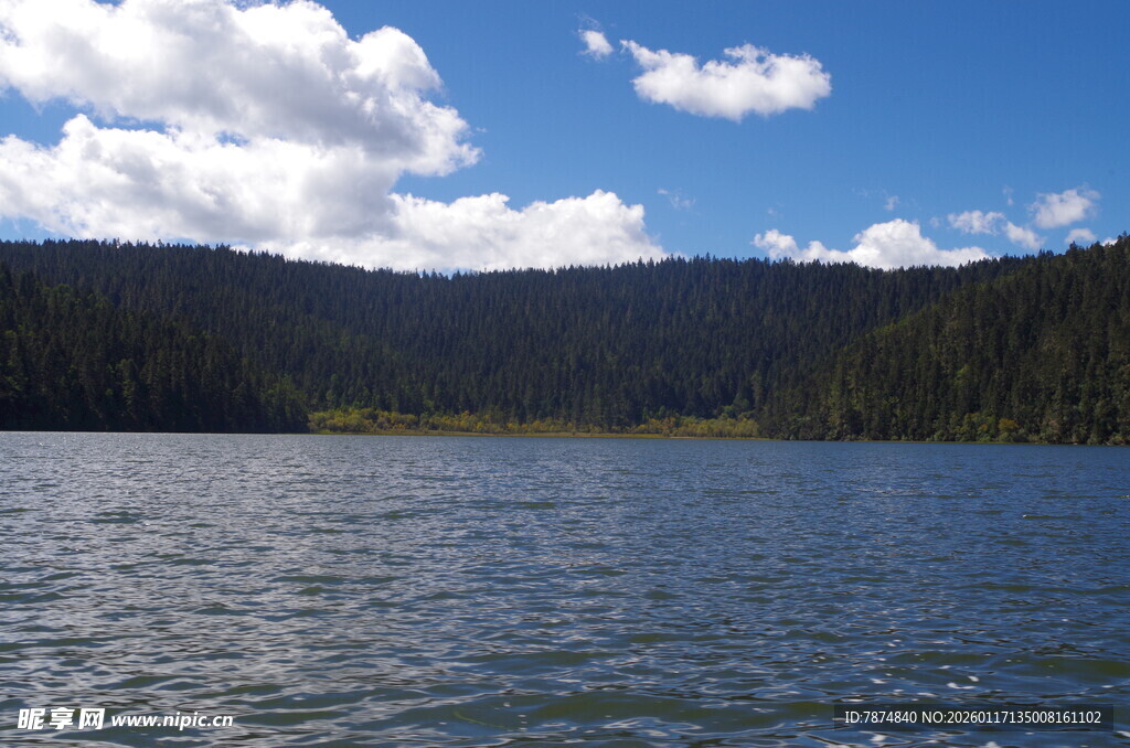 宁静湖泊与远处山林美景