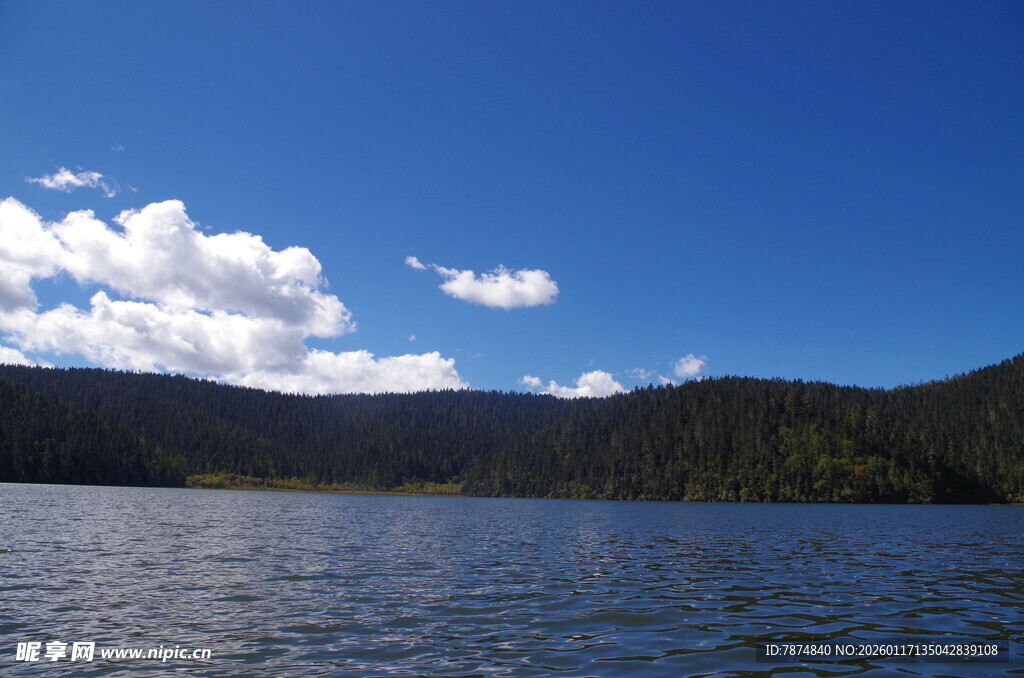 宁静湖泊与蓝天白云美景