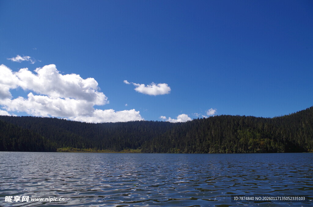 宁静湖景与远处山峦