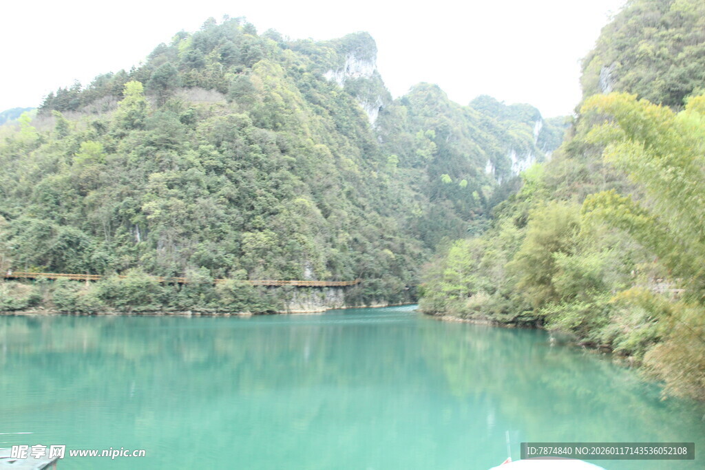 碧绿湖水环绕的青山美景