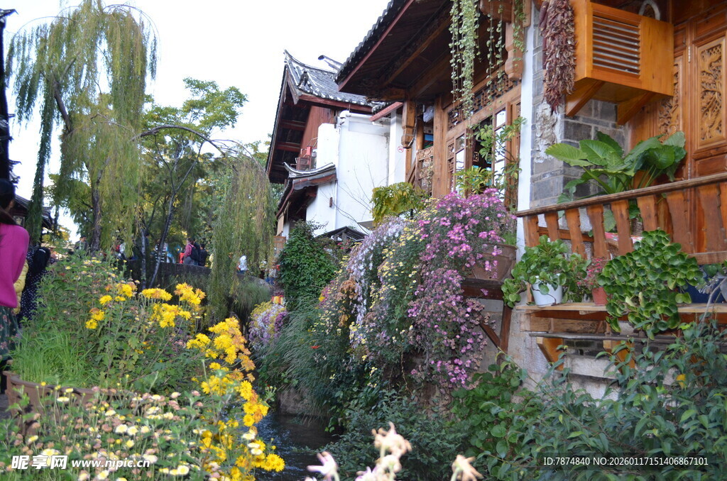 庭院花卉环绕的温馨小屋