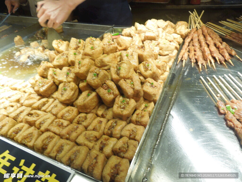美味油炸豆腐等小吃摊位