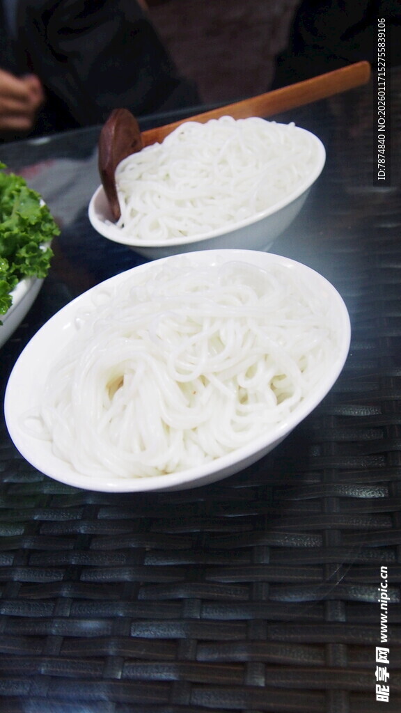 两碗热气腾腾的白米饭