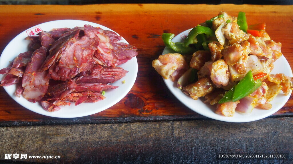 两盘美味菜肴摆桌