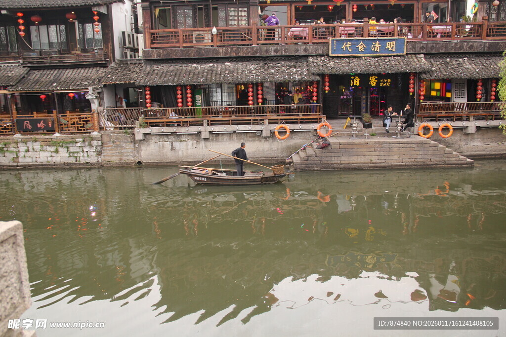 水乡小船 古建临水而立