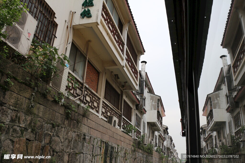 狭窄街巷中的特色民居