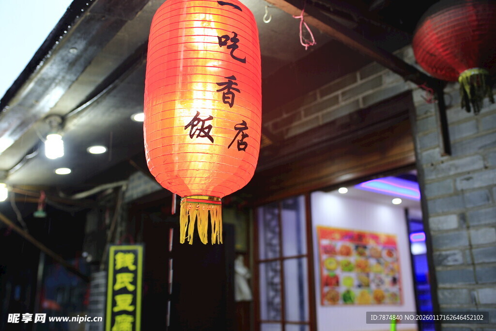 中式灯笼装点传统店铺