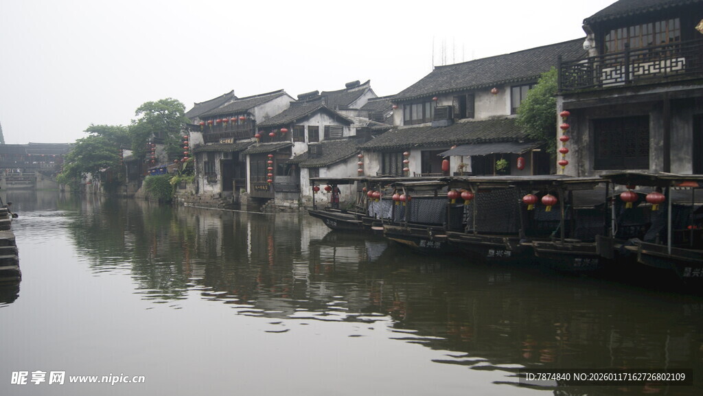 江南水乡临河古朴民居