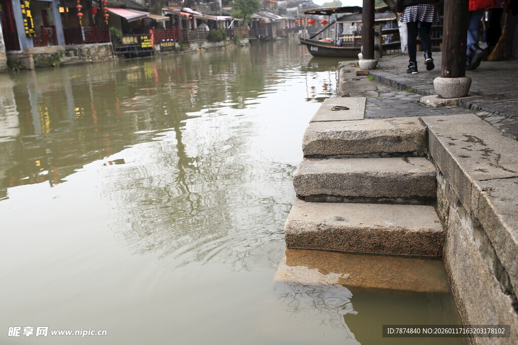 水乡河边的古朴石阶