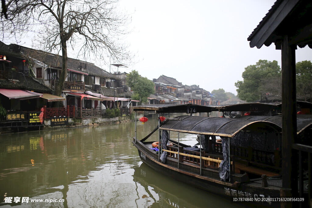 江南水乡古镇游船景象