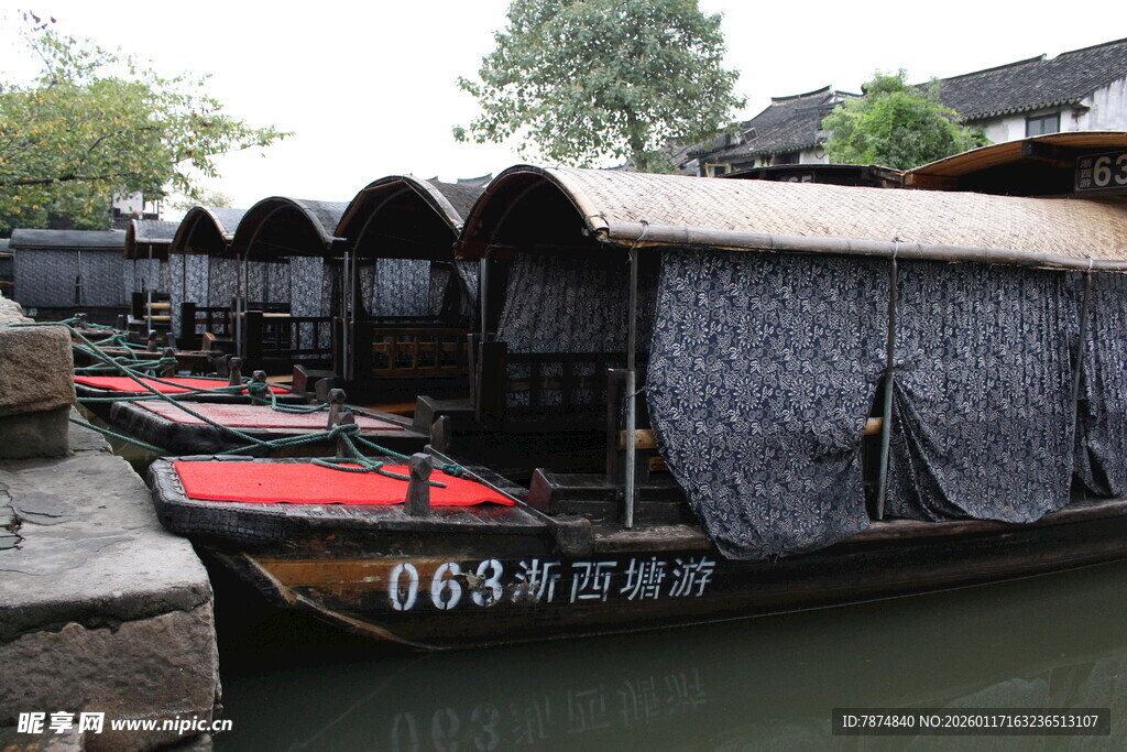 江南水乡乌篷船停靠岸边