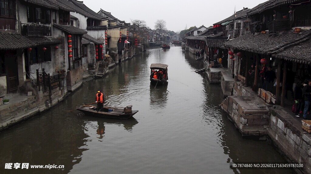 江南水乡河道中的小船