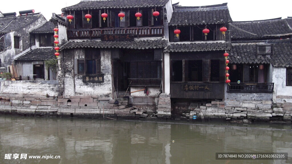 江南水乡古建筑临水而立