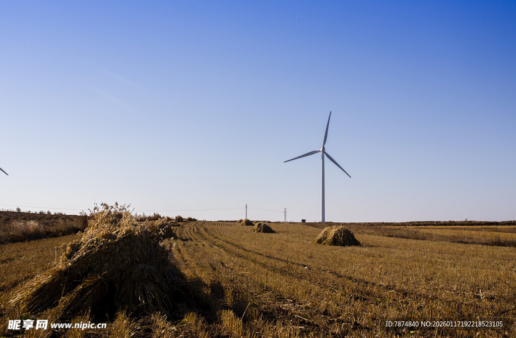 田野上的风力发电机与草垛