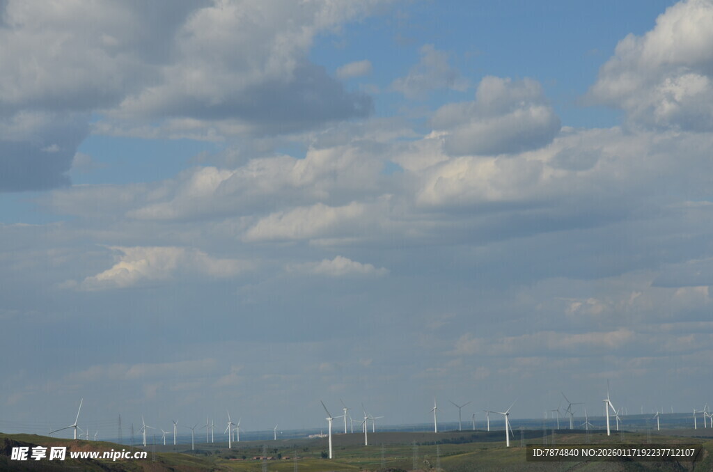 田野上的风力发电机组