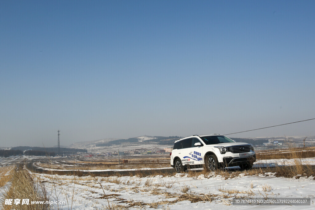 雪地中行驶的白色SUV