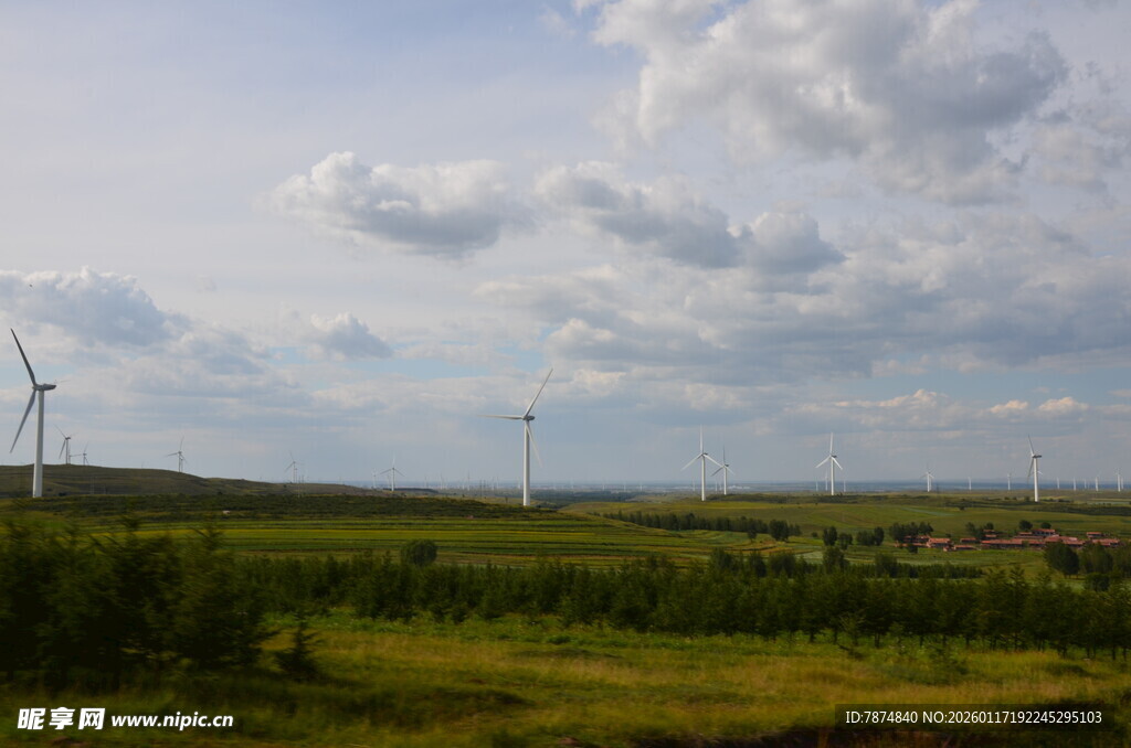 草原上的风力发电机组