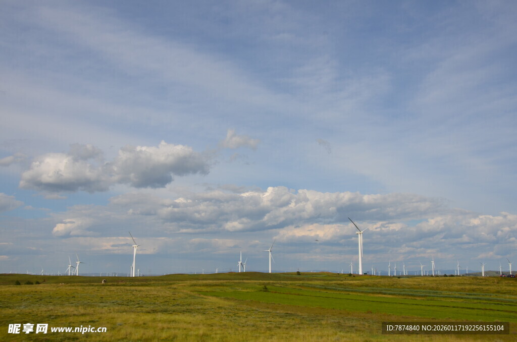 草原上的风力发电机组