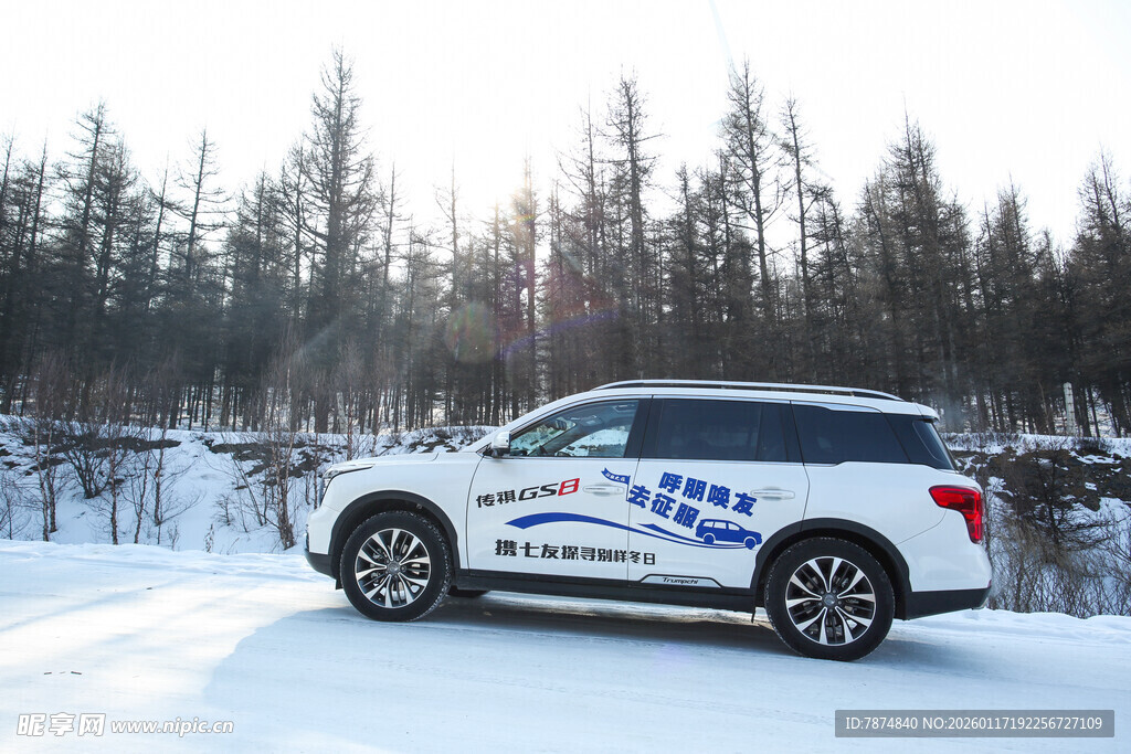 雪地中行驶的蓝白SUV