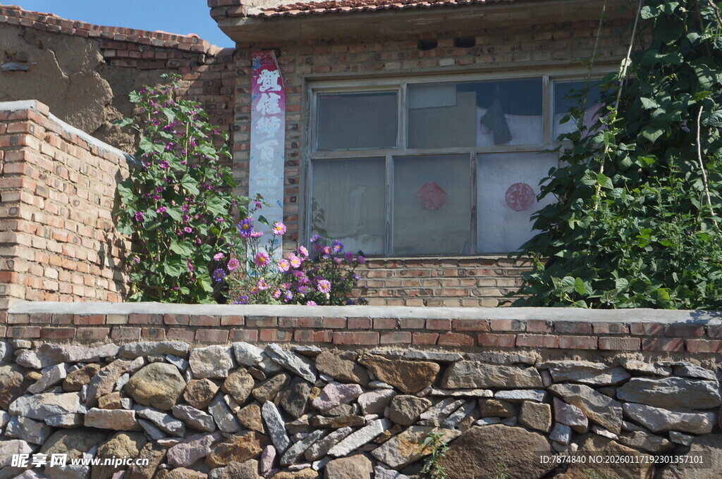 乡村小屋旁的绿植与石墙