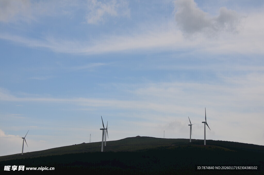 山丘上的风力发电机组
