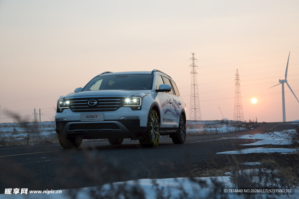 夕阳下的越野汽车