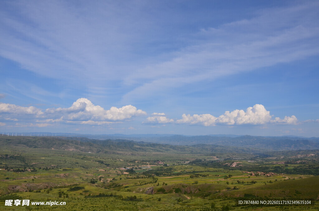 广阔原野上的蓝天白云
