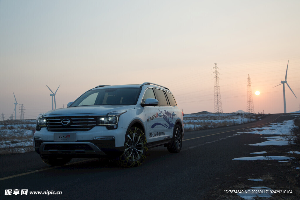 公路上的白色SUV与风车