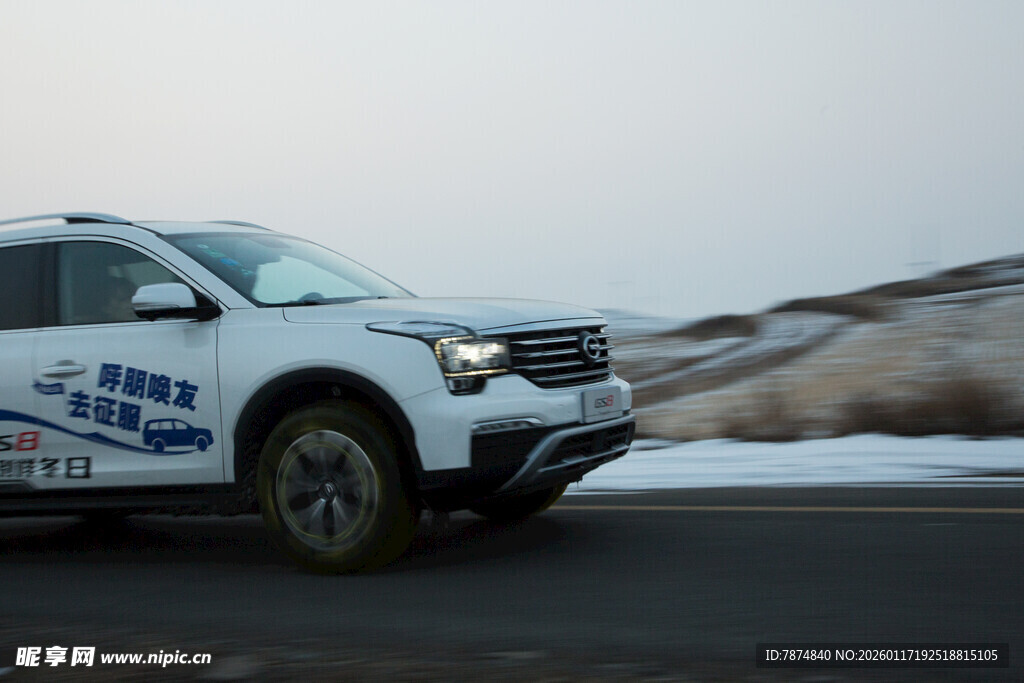 雪地中行驶的白色越野汽车