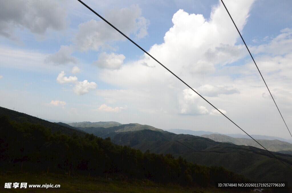 山间电线与蓝天白云景致