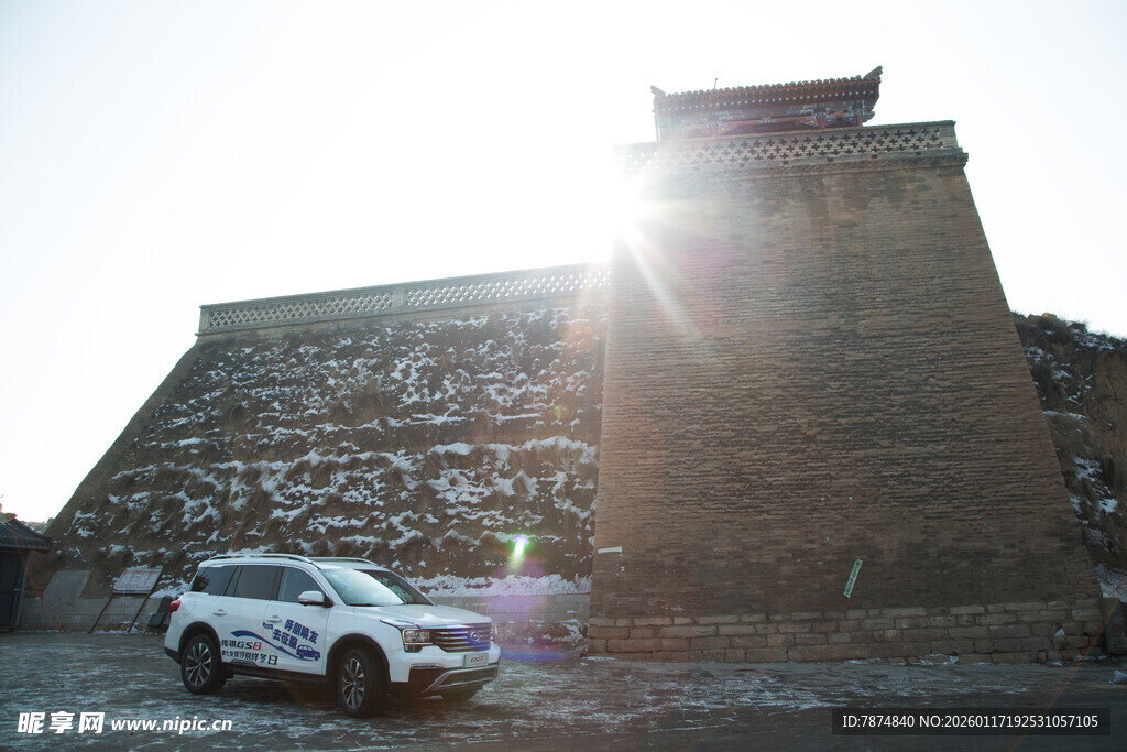 雪后长城下的白色汽车