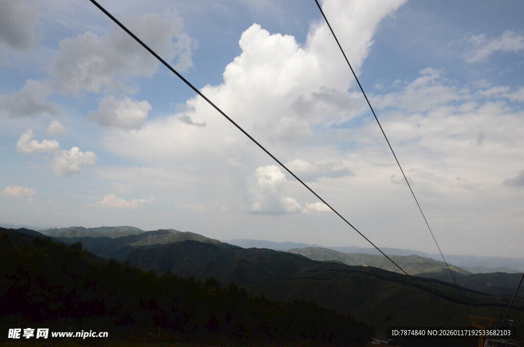 山间缆车线路与蓝天白云