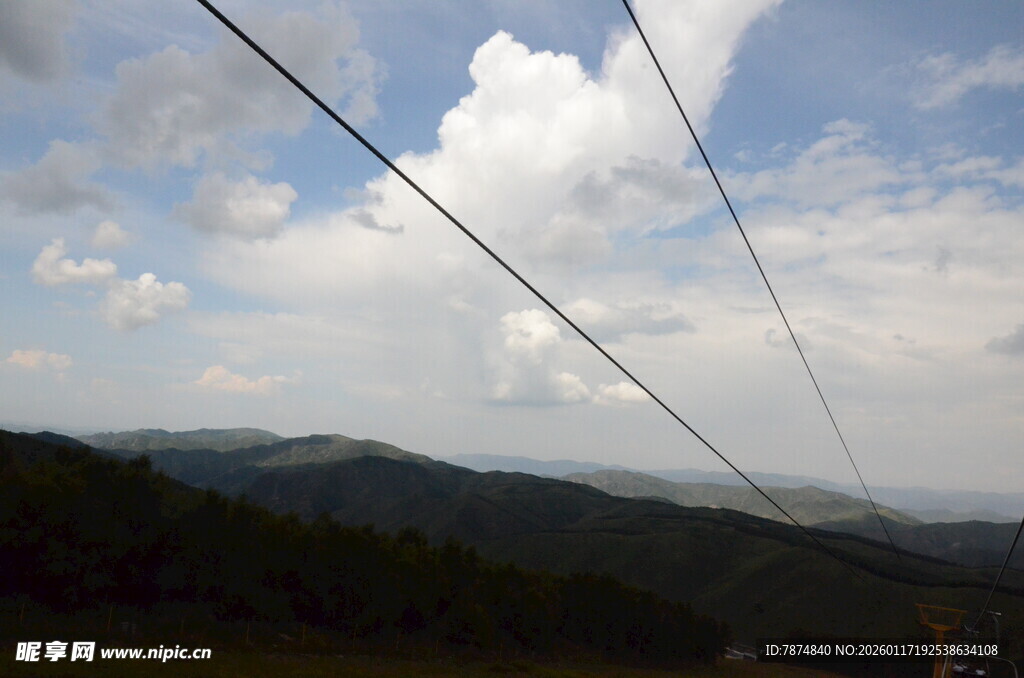 山间缆车线路与蓝天白云