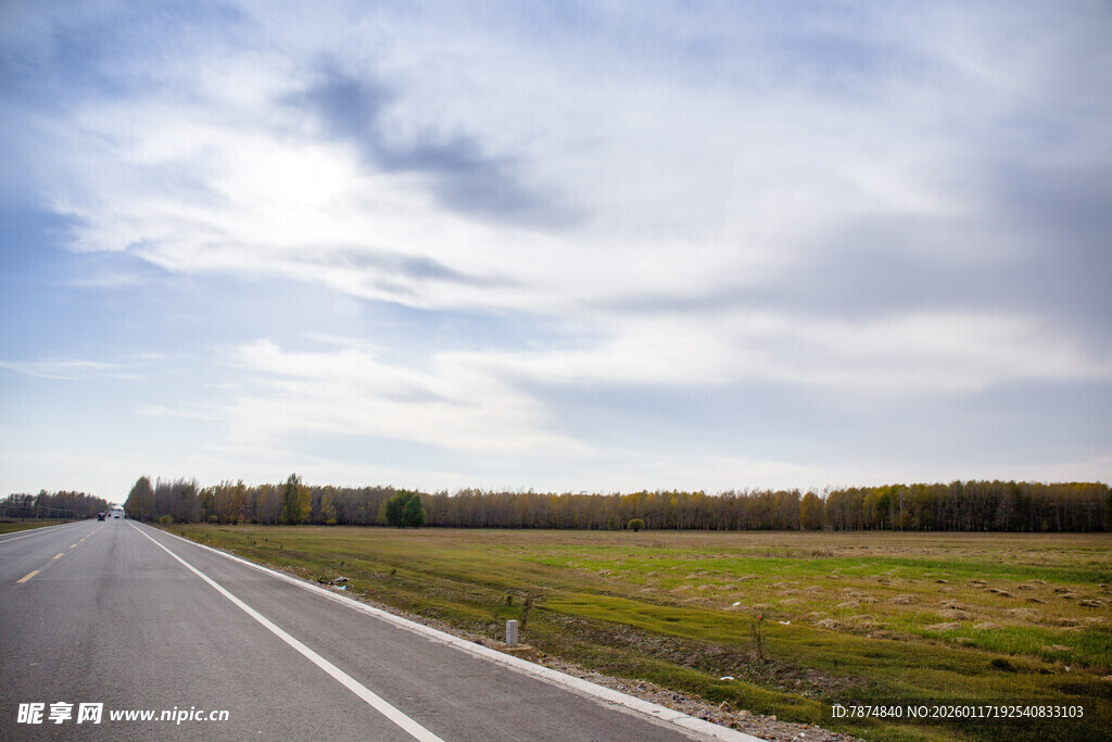 宽阔公路旁的田园风光