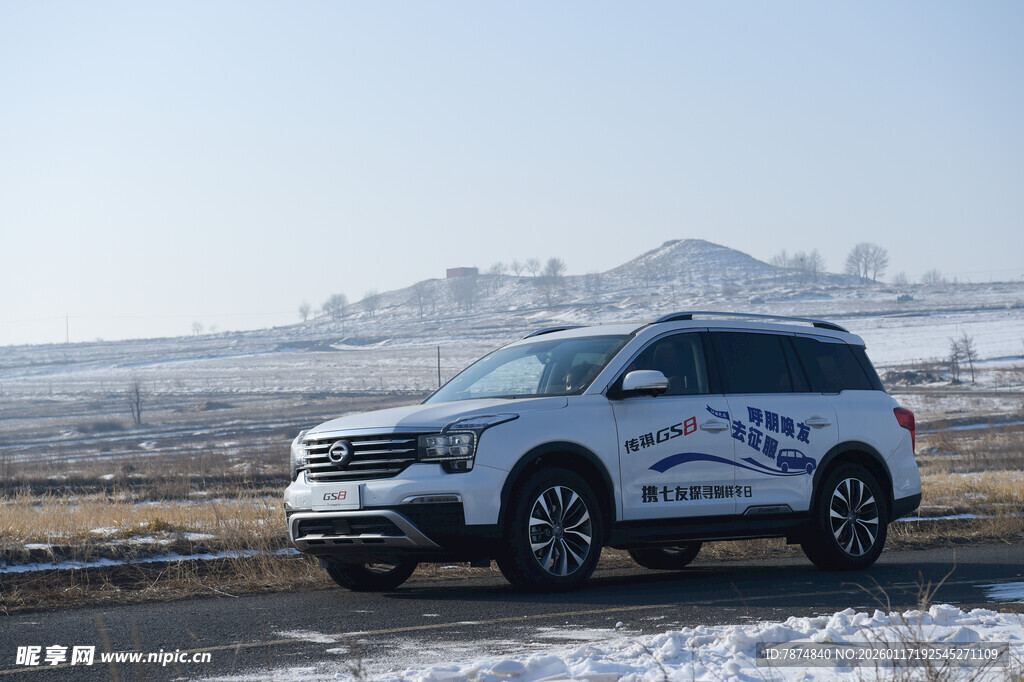 雪地中行驶的酷炫SUV